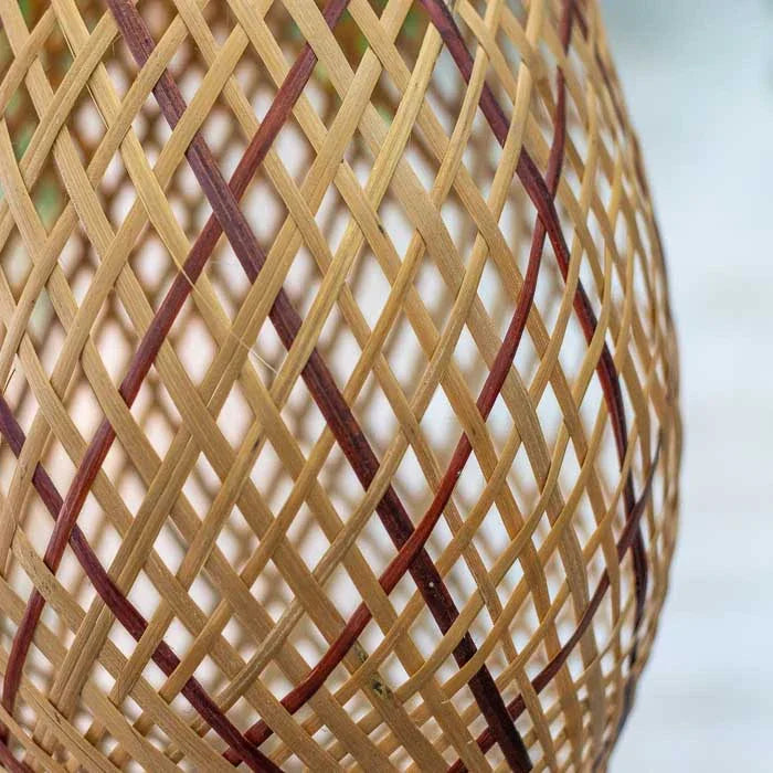 Peça de iluminação sustentável que valoriza a cultura e os materiais da Amazônia. 