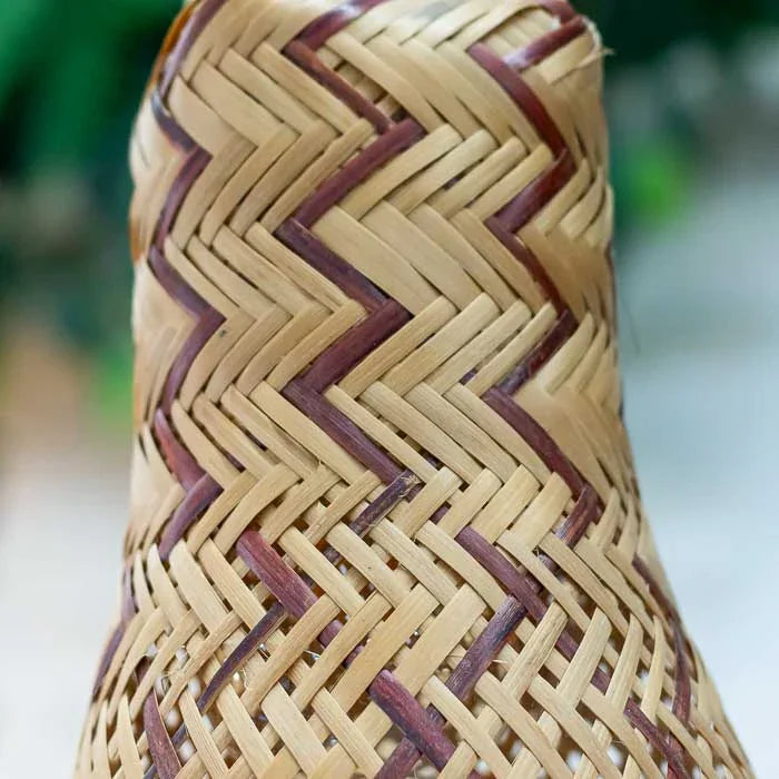 Luminária de fibra natural feita manualmente com técnicas ancestrais. 