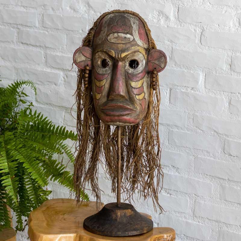 Escultura de madeira com pátina colorida e traços primitivos, peça exclusiva de Bornéu para decoração de interiores. 