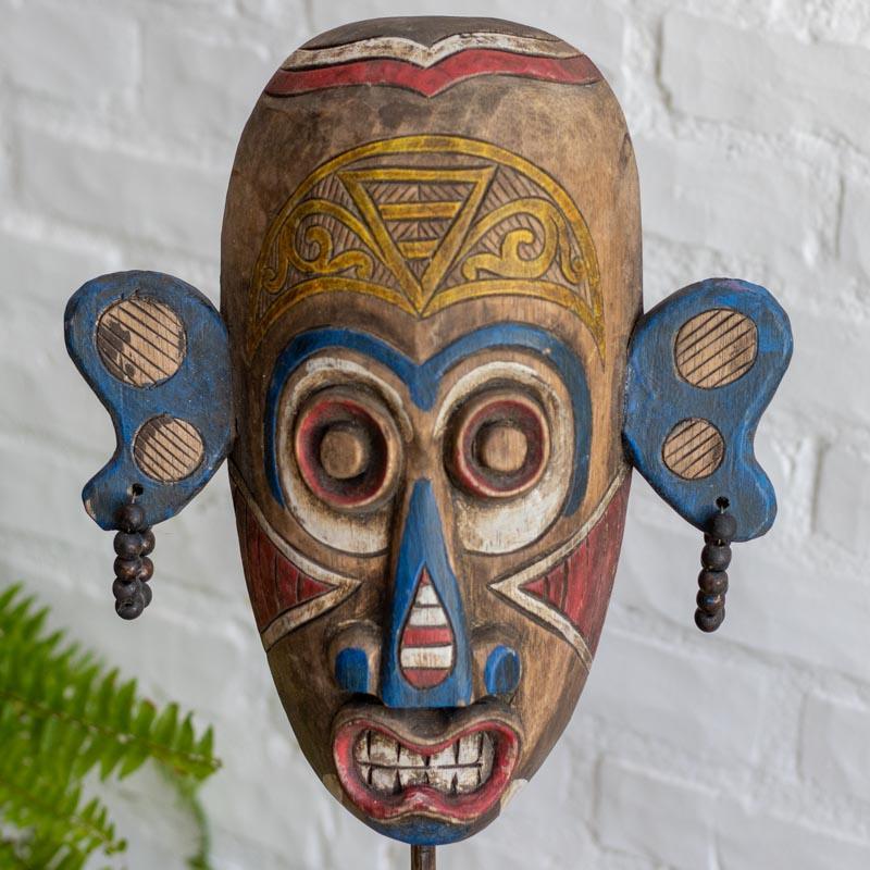 Arte em madeira de Bornéu: máscara Pejuang com base, o toque de personalidade final para sua decoração. 