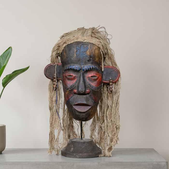Máscara Asli artesanal de Bornéu feita à mão em madeira e fibras naturais, símbolo tribal autêntico usado em rituais de proteção e conexão espiritual. 