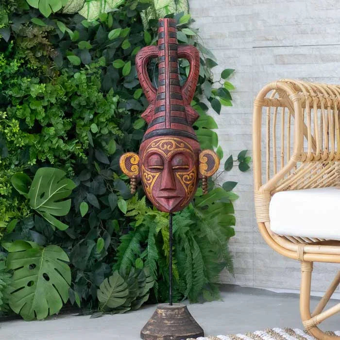 Máscara entalhada de Borneo com traços fortes e estilo tribal marcante 