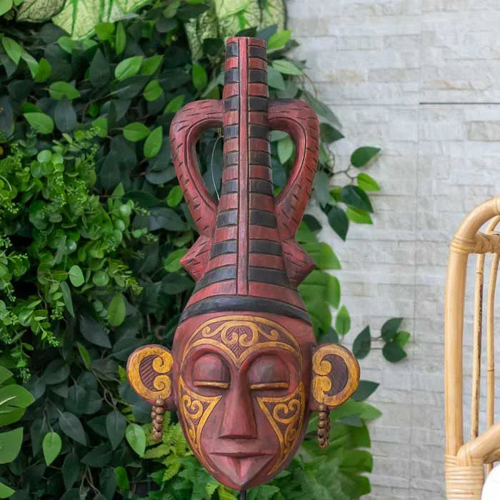 Escultura de parede em madeira inspirada na tradição cultural de Borneo 