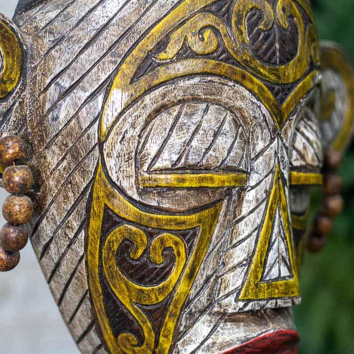 mascara decorativa borneo kuat bali indonesia madeira albizia artesanato cultura tradicao loja artesintonia 02. 