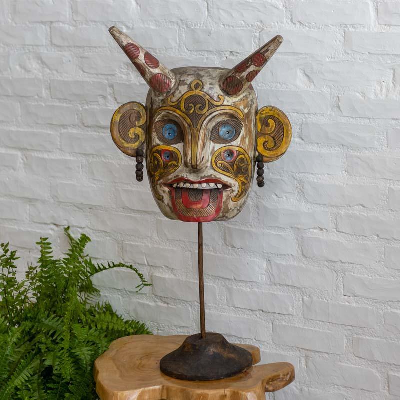 Objeto de arte funcional: máscara tribal em madeira com base, ideal para compor nichos e estantes com personalidade.