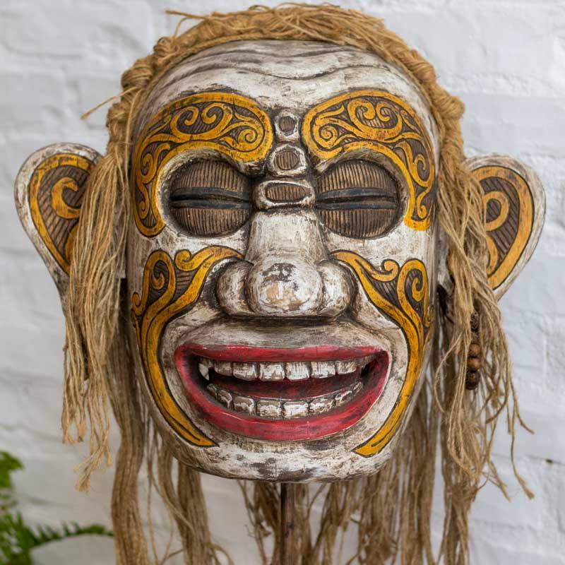Máscara de estilo Kalimantan sobre suporte, uma obra de arte única para colecionadores de peças étnicas.