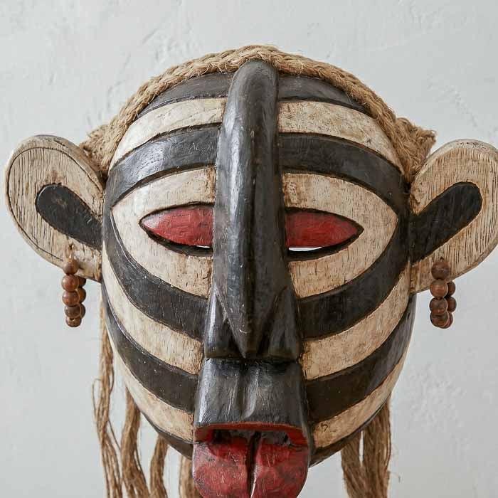 Máscara Tribal feita à mão por artesãos indonésios.