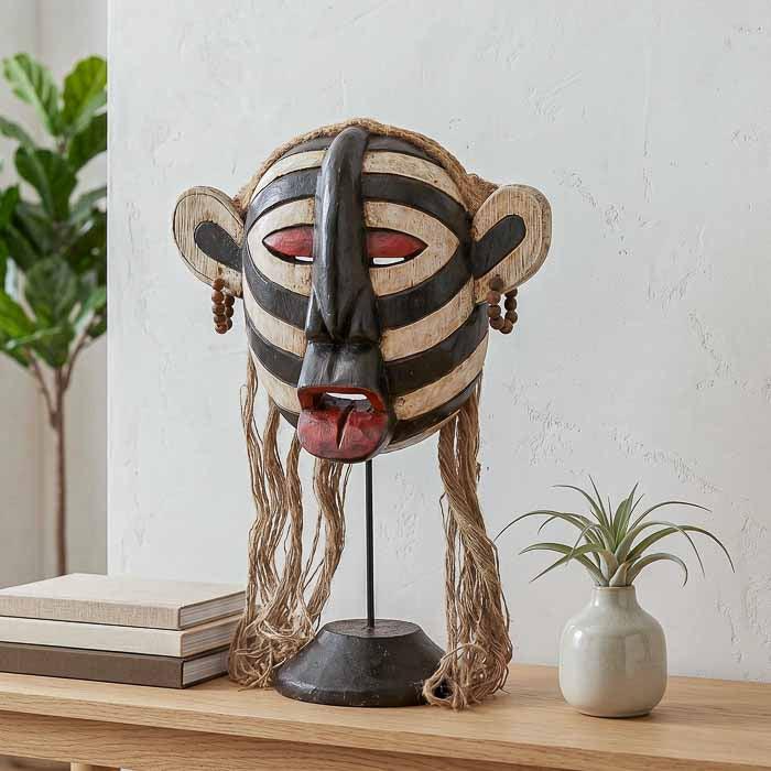 Escultura étnica com base produzida em Kalimantan, região de Bornéu.