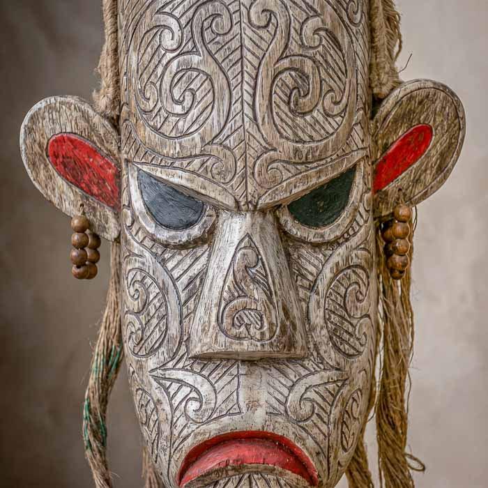 Máscara decorativa indígena feita á mão por artesãos de Kalimantan, na Indonésia.