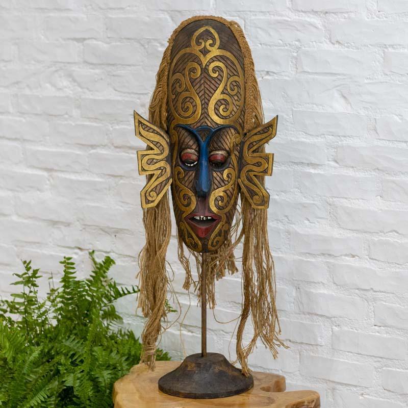 Peça decorativa com base firme e visual autêntico da cultura de Borneo. 