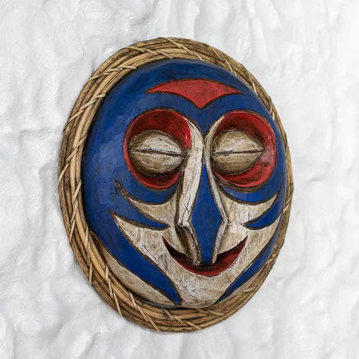 Arte étnica de Bornéu representada pela máscara artesanal Bijak, esculpida em madeira e pintada manualmente com pigmentos naturais.