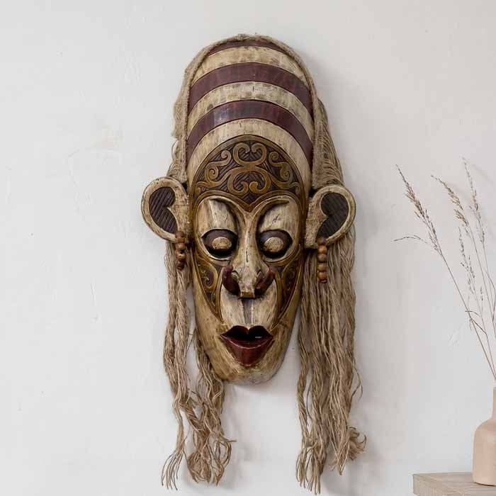 Máscara tribal decorativa em madeira albizia de Bornéu, na Indonésia.