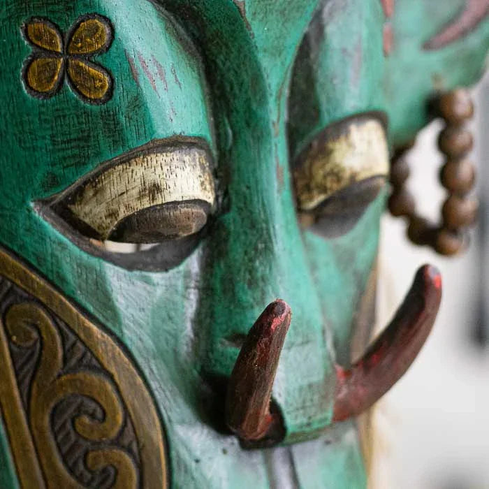 Escultura tribal indonésia feita à mão com traços étnicos e acabamento rústico. 