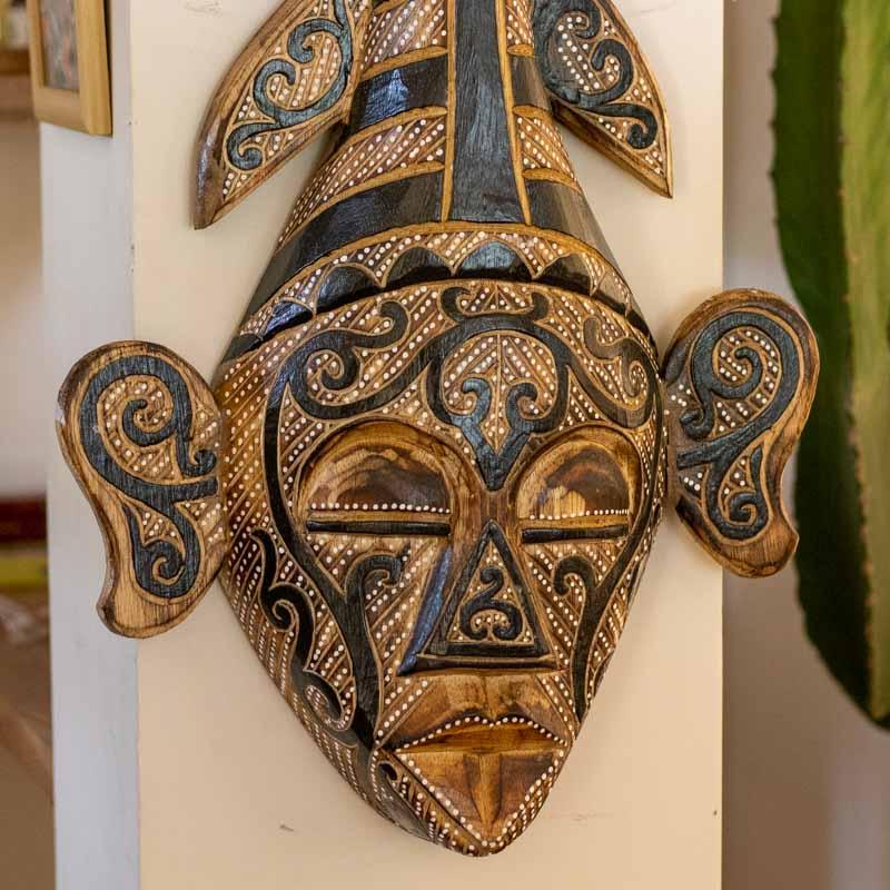Escultura vertical tribal de Bornéu com design alongado e rosto expressivo na base, peça exclusiva de luxo rústico.