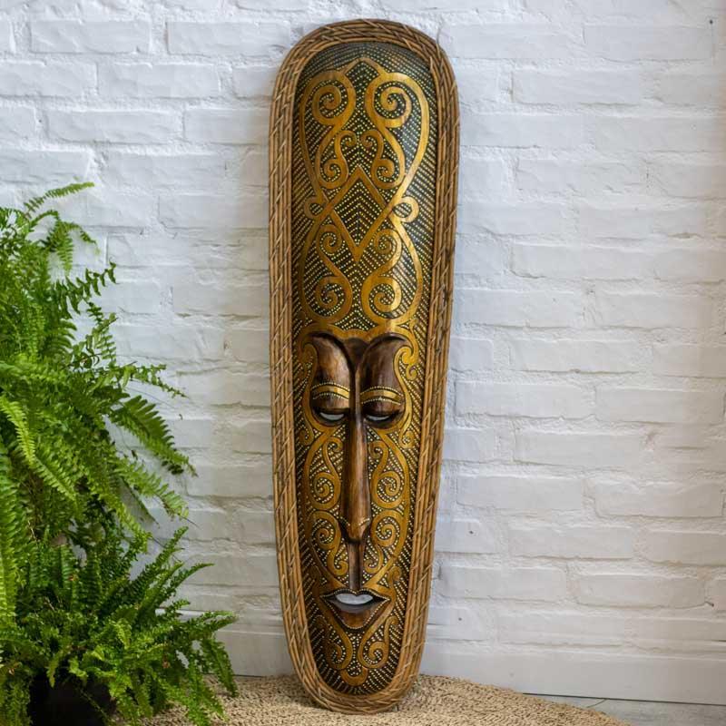 Máscara tribal de Bornéu com face estilizada esculpida em madeira e moldura artesanal em rattan natural trançado. 