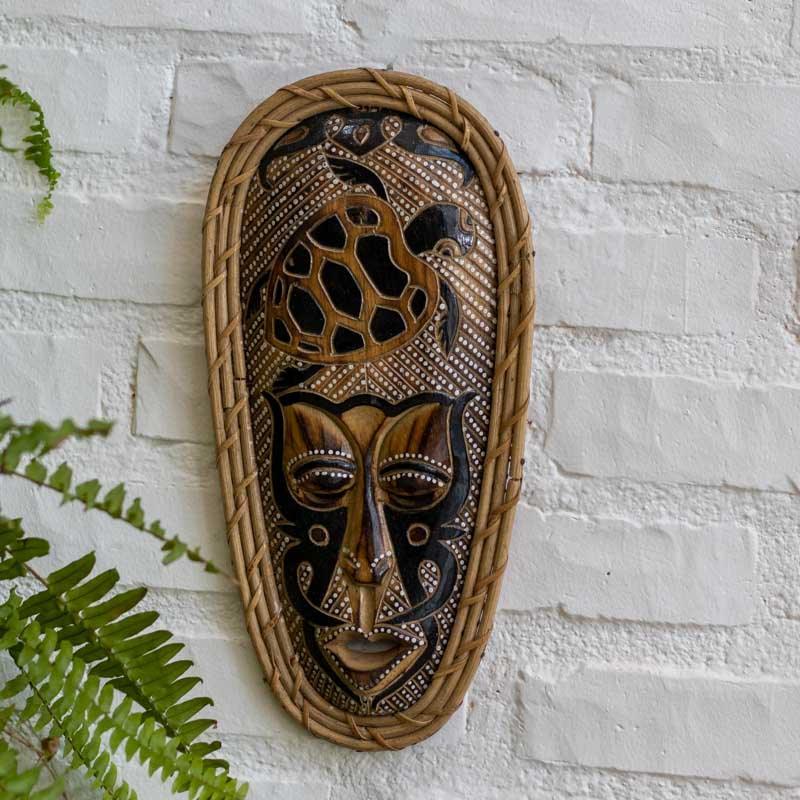 Máscara Borneo em madeira e rattan artesanal com face humana e tartaruga.
