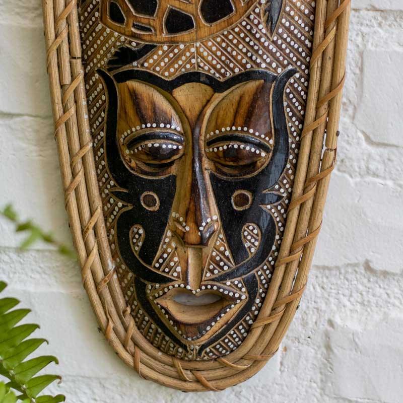 Máscara cultural Borneo em madeira rústica com moldura em rattan.