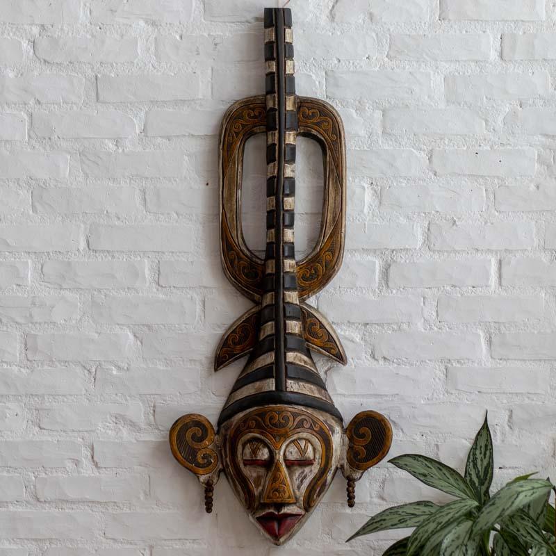 Máscara tribal Kalimantan artesanal entalhada em madeira Bornéu. 