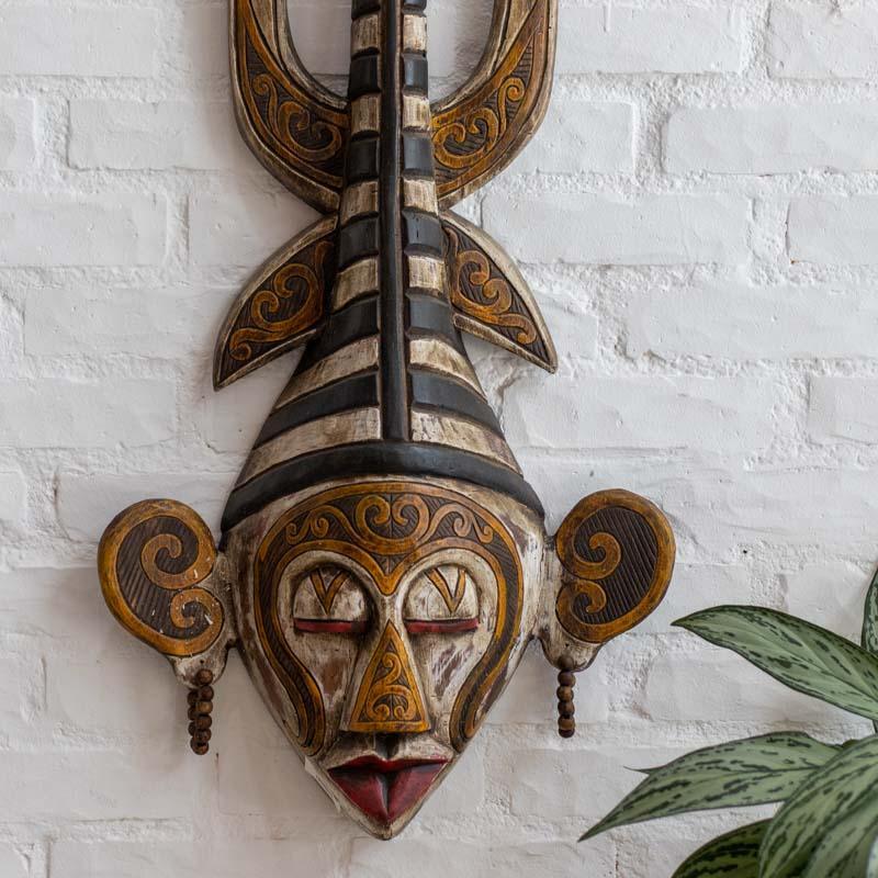 Máscara étnica decorativa de madeira Kalimantan branca artesanal. 