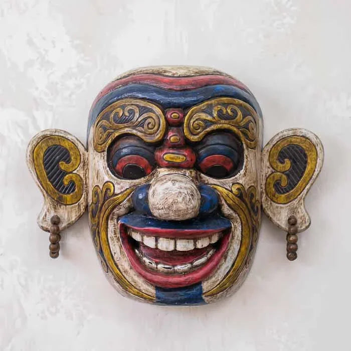 Máscara étnica artesanal produzida por artesãos de Bornéu, na Indonésia.