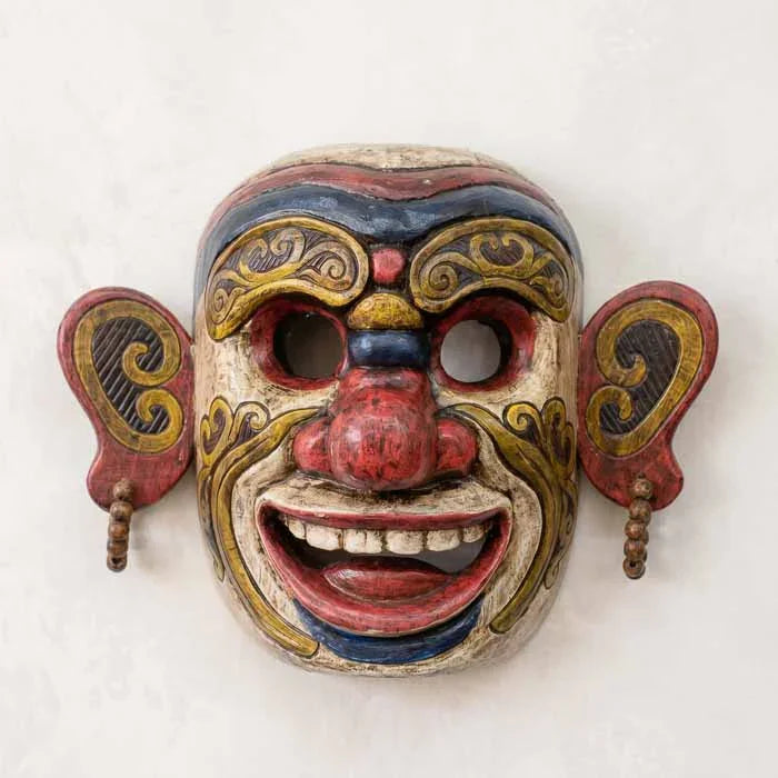 Máscara decorativa tribal feita à mão em Kalimantan Bornéu.