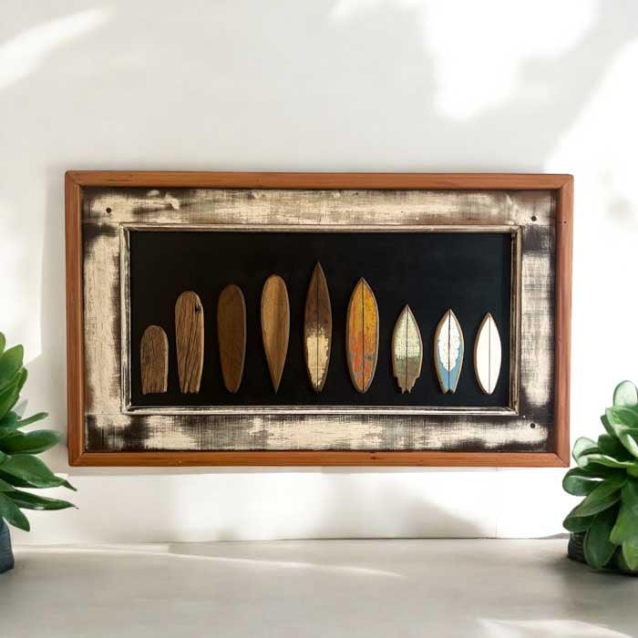 Arte em madeira de demolição: evolução do surf representada em miniaturas manuais e texturas orgânicas de juta natural.