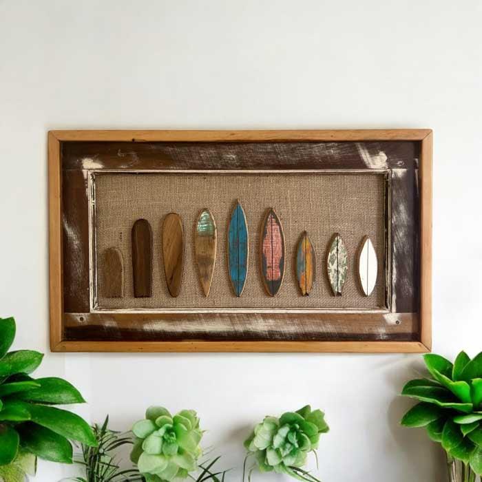Quadro rústico sofisticado para salas de estar, peça que traz a atmosfera oceânica e a cultura do surf para o design de interiores.
