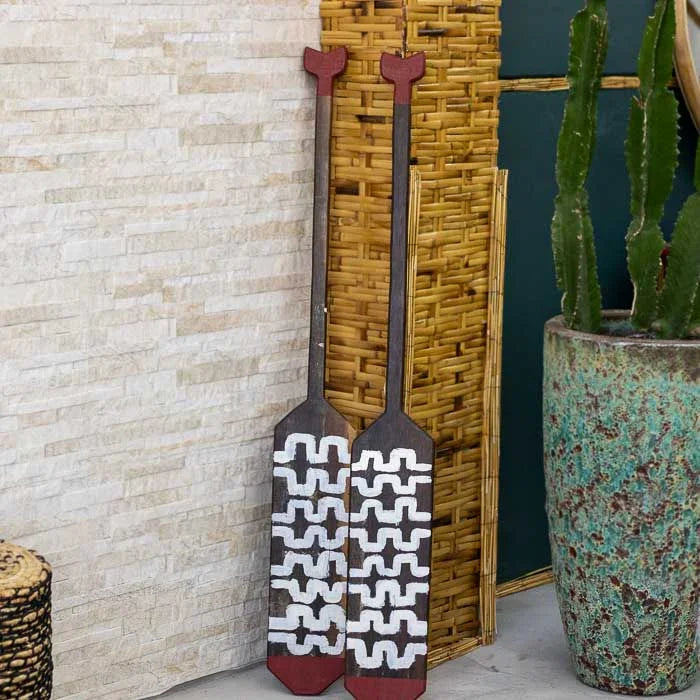 Par de remos artesanais com 120cm de comprimento, entalhados em madeira com influências visuais da arte indígena brasileira