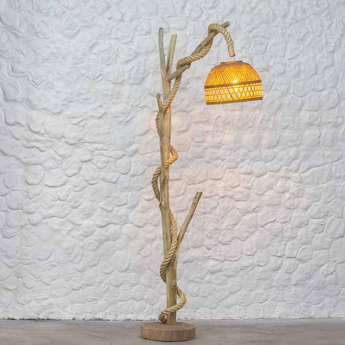 Peça decorativa de chão de estilo boho com haste de madeira rústica e cabo elétrico revestido em sisal. 
