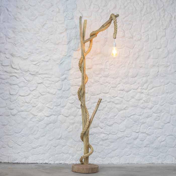 Luminária orgânica artesanal de chão feita com galho natural de árvore enraizado em base de tronco rústico. 