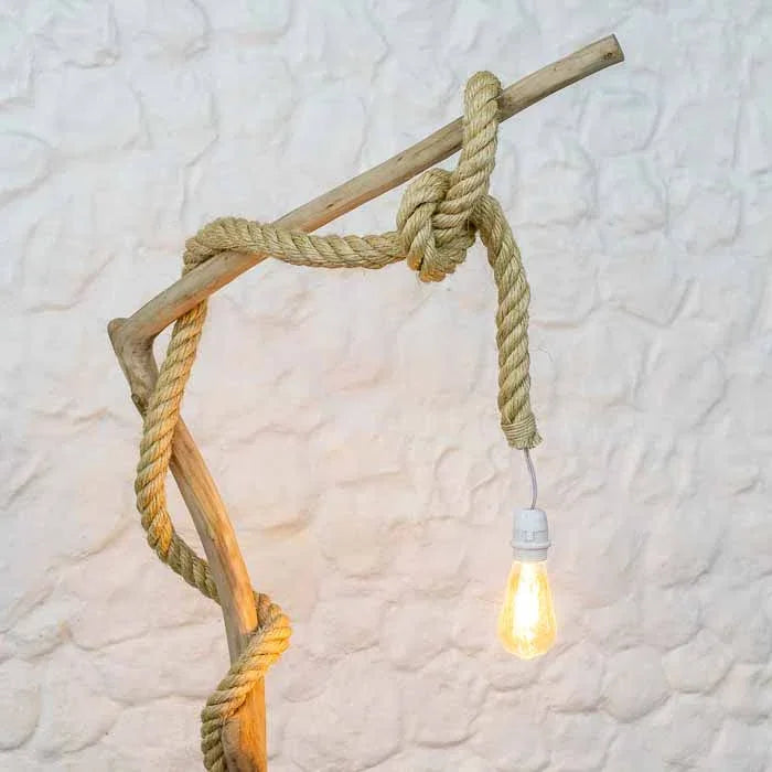 Haste ornamental de iluminação rústica com base circular de madeira maciça e design feito à mão. 