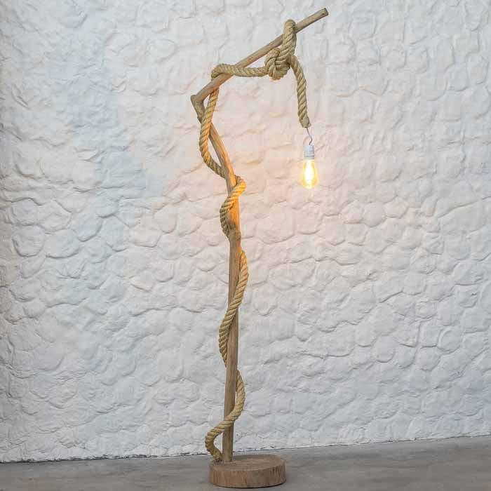 Objeto de decor artesanal para iluminação de ambientes feito a partir de tronco orgânico e galhos. 