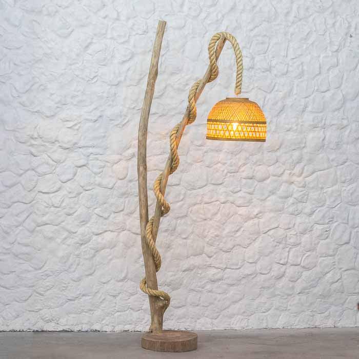Acessório de iluminação cênica feito à mão com textura rústica e design inspirado na natureza. 