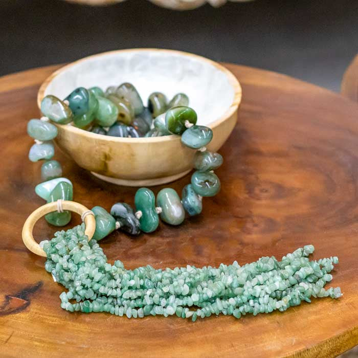 Colar de mesa artesanal em ágata verde natural feito à mão no Brasil.