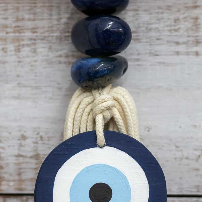 Objeto de proteção e energia positiva feito com pedras naturais. 