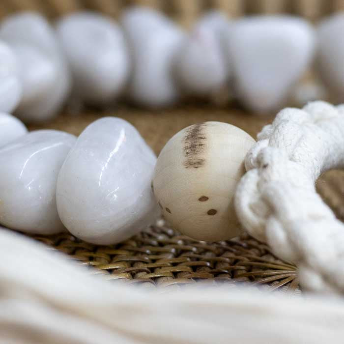 Colar decorativo artesanal com quartzo branco e tassel de juta.