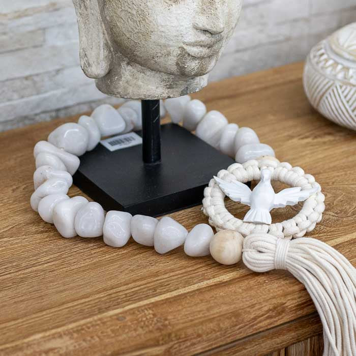 Colar de mesa Espírito Santo artesanal com quartzo branco e juta natural.