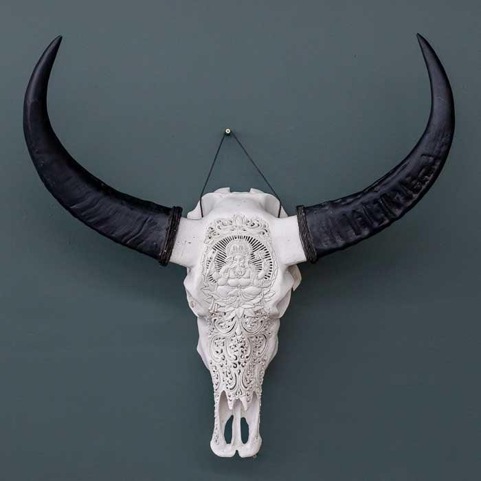 Escultura de parede com cabeça de búfalo em resina feita em Bali.