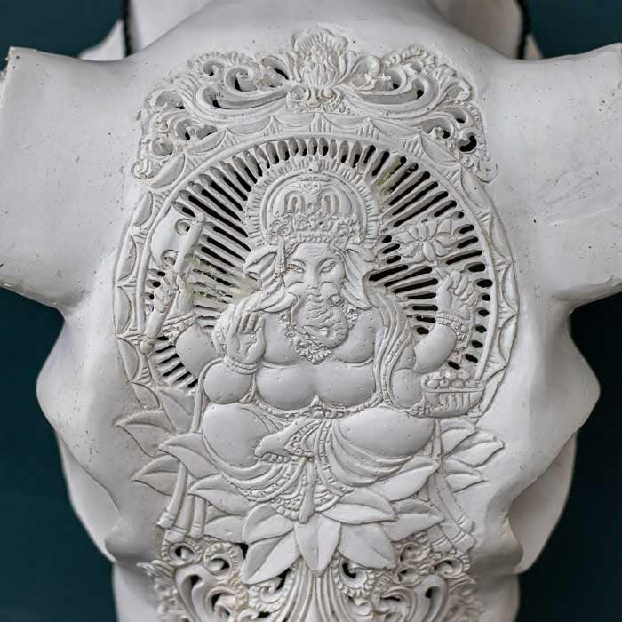 Arte balinesa inspirada em símbolos de força e proteção em resina.