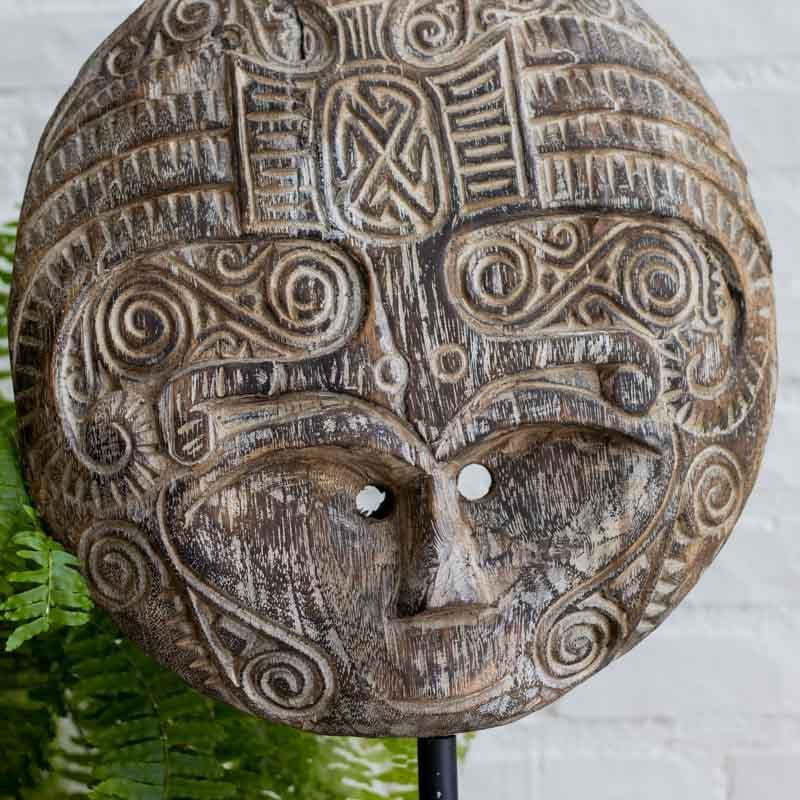 Máscara tribal decorativa da Ilha de Timor em madeira sólida com entalhes manuais e acabamento em pátina branca.