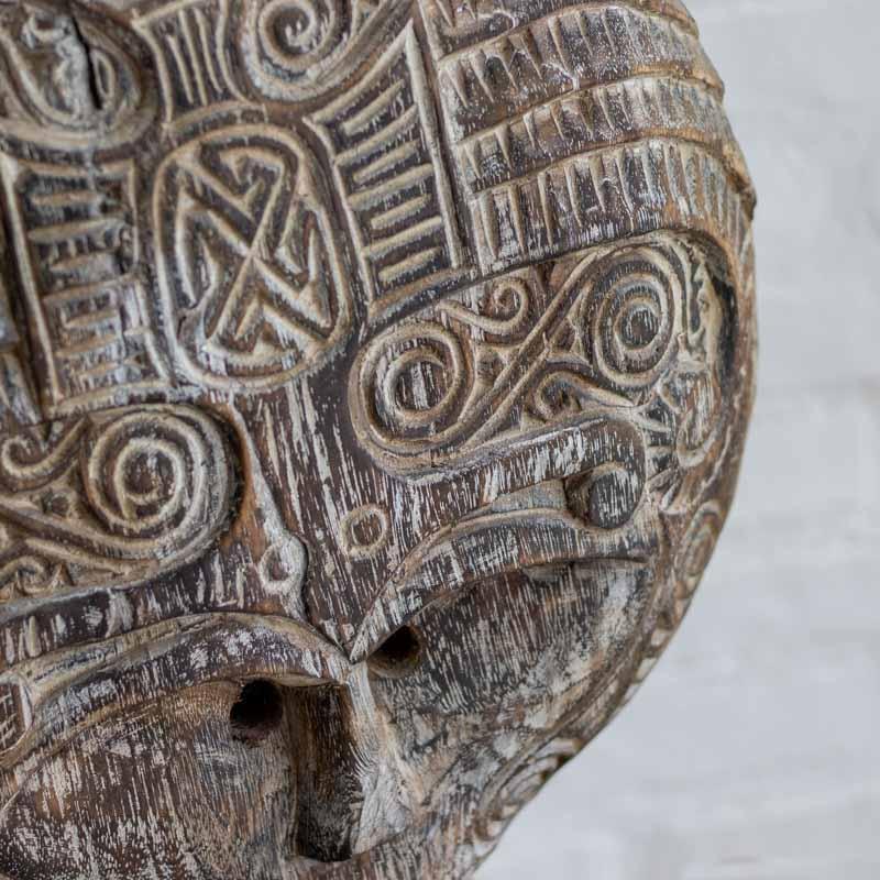 Trabalho manual de artesãos de Timor em peça de madeira de alta densidade com padrões geométricos ancestrais.