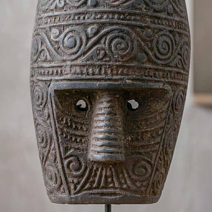 Escultura decorativa de parede com traços tribais artesanais de Bali