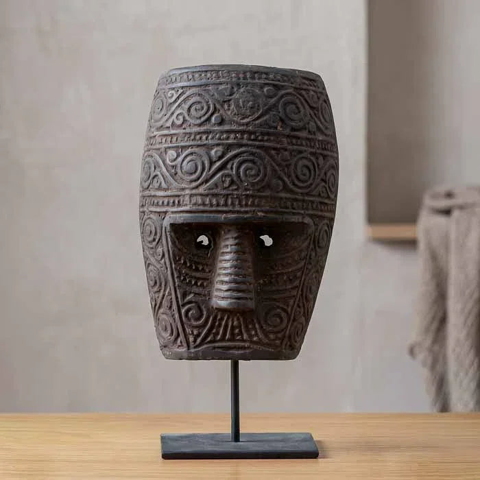 Máscara étnica entalhada à mão em madeira rústica com estilo ancestral de Bali.