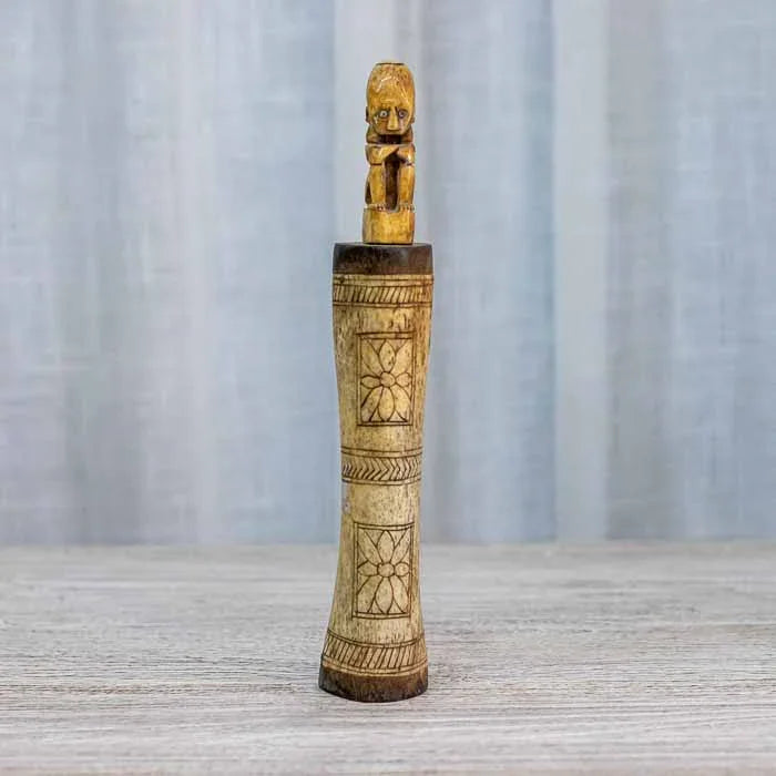 Objeto de arte primitiva e colecionismo étnico importado da Indonésia.