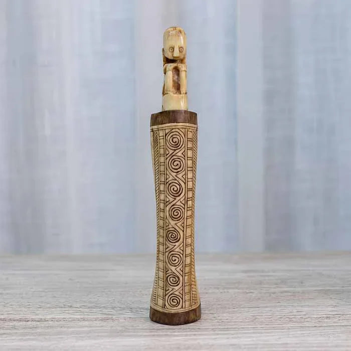 Mini totem entalhado com padronagem tradicional de Bali para home decor.