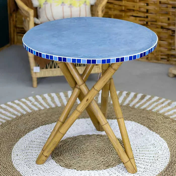 Mesa redonda com tampo azul em Tadelakt e pés de bambu natural