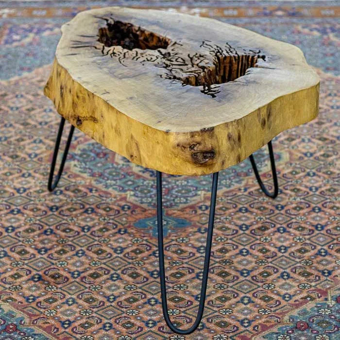 Mesa rústica de centro feita à mão com madeira bruta brasileira, com cavidades naturais e acabamento artesanal