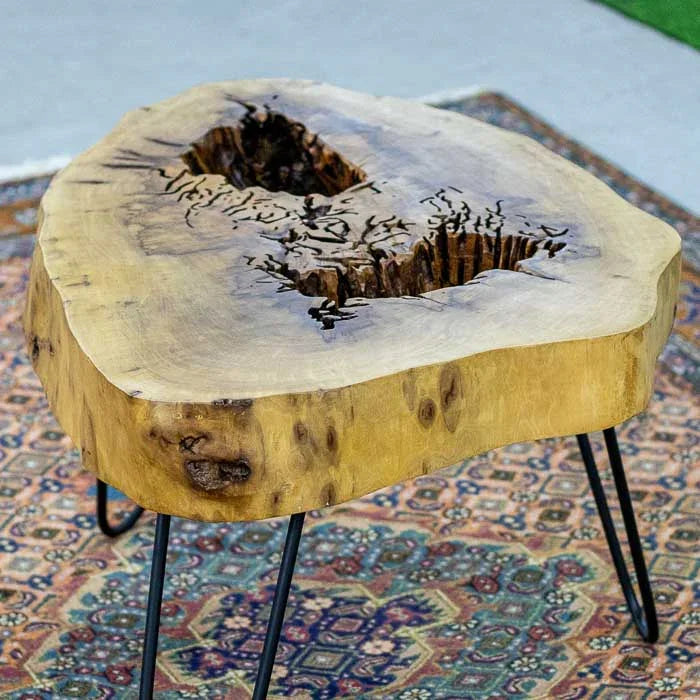 Peça escultural produzida com tronco maciço em formato orgânico, ideal para ambientes com estética natural e autoral