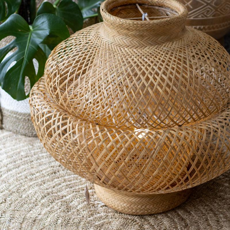 Luminária pendente indígena de 40cm de altura instalada em ambiente de decoração zen e rústica.