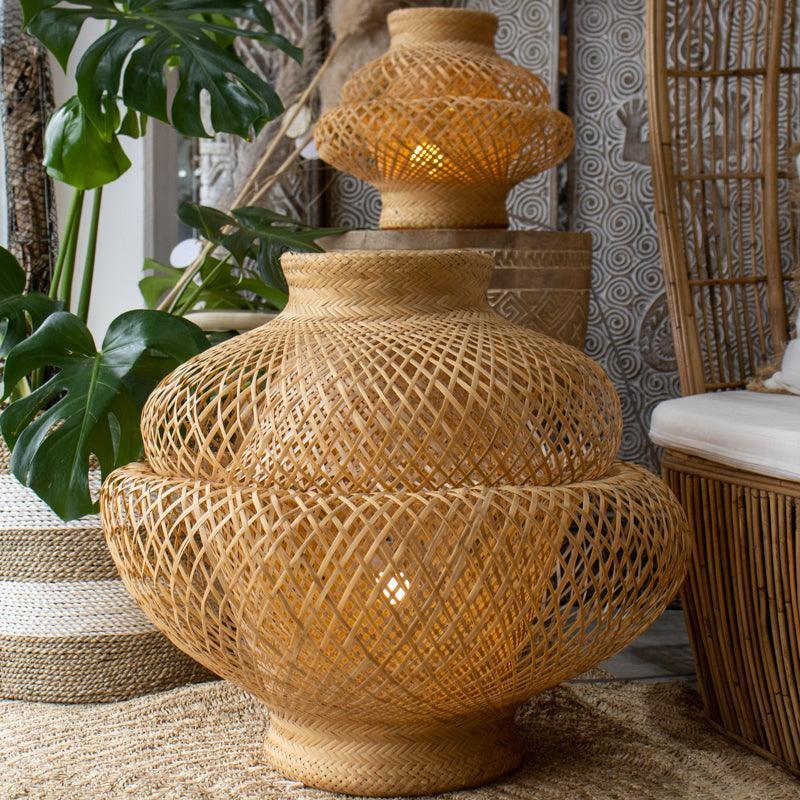 Iluminação decorativa com fibra da Amazônia, peça exclusiva feita à mão por artesãos Kuripaco.